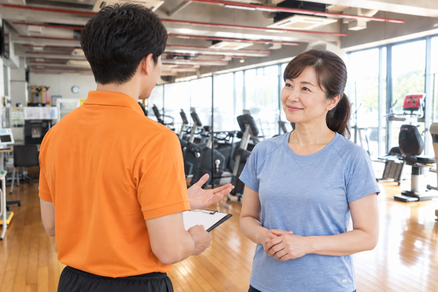 トレーナーが会員にお声がけしている様子