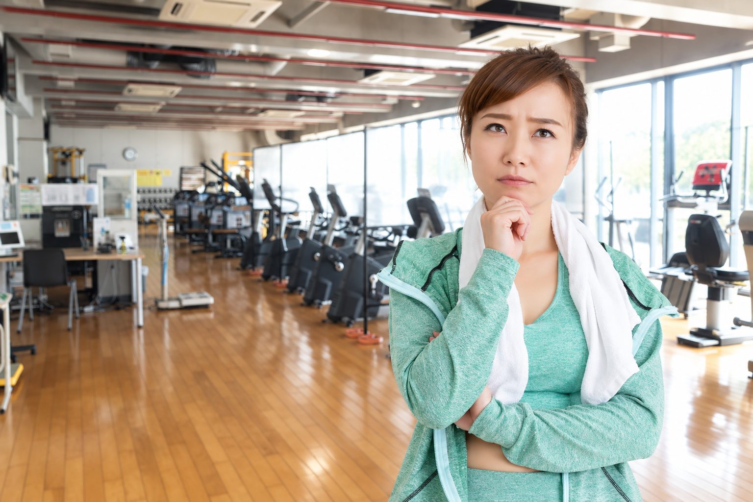 久しぶりの運動に不安を感じる女性